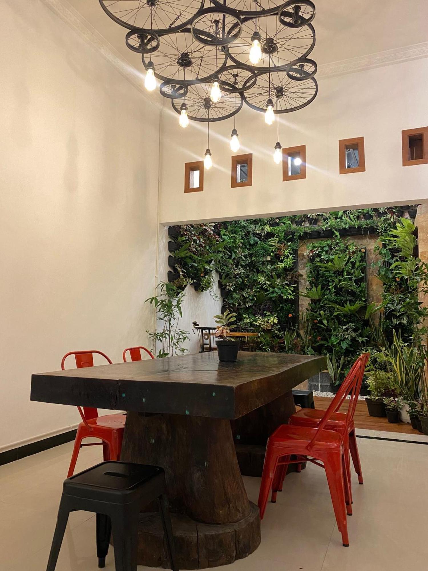 Revive By Snooze Hostel Banyuwangi  Kültér fotó